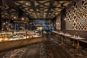 Charcuterie-Theke im Maxx Royal Kemer Resort mit verschiedenen Gerichten.