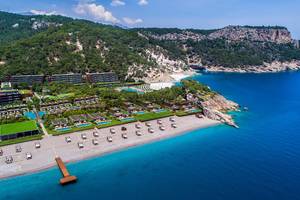 Luftbild des Maxx Royal Kemer Resorts mit Strand, Pools und Klippen am Meer