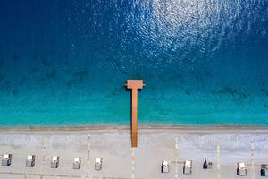 Maxx Royal Kemer Resort Strand mit Holzsteg und Liegestühlen am Meer