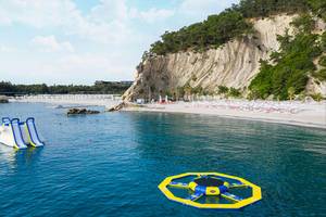 Luftaufnahme des Maxx Royal Kemer Resorts mit Wasserrutsche und Strand