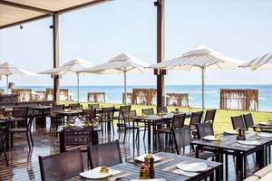 Außenrestaurant des Maxx Royal Kemer Resorts mit Blick auf den Ozean.