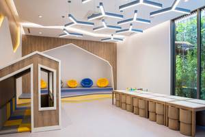 Kinderbereich im Maxx Royal Kemer Resort mit bunten Möbeln und Spielzeug.