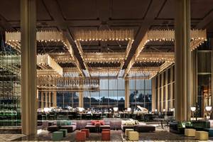 Innenansicht der Lobby des Maxx Royal Kemer Resort mit großen Kronleuchtern und Möbeln.