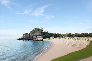Maxx Royal Kemer Resort Strand mit vielen weißen Sonnenschirmen und blauem Wasser