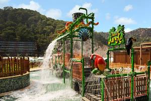 Wasserrutsche im Maxx Royal Kemer Resort mit Wasserfontäne und bunten Dekorationen.