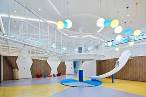 Kinderspielplatz im Maxx Royal Kemer Resort mit Rutsche und Hängebrücke.