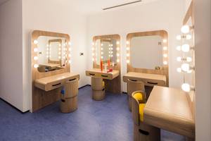 Friseursalon im Maxx Royal Kemer Resort mit modernen Holzmöbeln und Spiegeln.