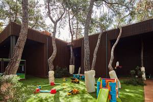 Maxx Royal Kemer Resort Kinderspielplatz mit Bäumen, Spielgeräten und Tisch