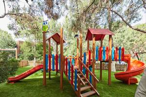 Kinderspielplatz im Maxx Royal Kemer Resort mit Rutschen und Klettergerüst