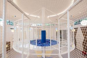 Kinderbereich im Maxx Royal Kemer Resort mit Netzkonstruktion und blauen Bällen.