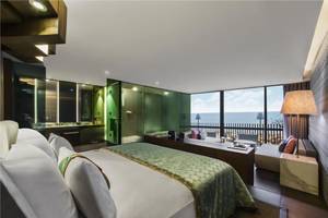 Suite im Maxx Royal Kemer Resort mit Meerblick, modernes Design und großen Fenstern.