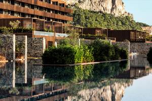 Außenansicht des Maxx Royal Kemer Resorts mit Gebäuden und einem großen Wasserbecken.