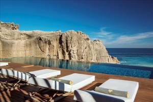 Maxx Royal Kemer Resort Pool mit Liegen am Felsen