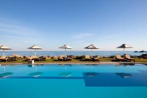 Aquila Rithymna Beach Hotel Pool mit Sonnenliegen und Meerblick