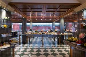 Frühstücksbuffet im Aquila Rithymna Beach Hotel mit vielen Speisen auf langen Tischen.