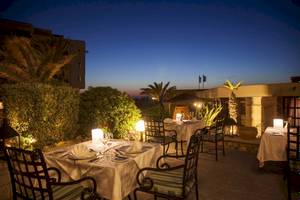 Abendessen im Freien im Aquila Rithymna Beach Hotel Garten bei Nacht.