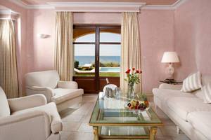 Wohnzimmer des Aquila Rithymna Beach Hotels mit Blick auf das Meer.
