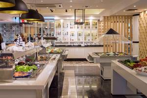 Buffet im Minos Imperial Beach Resort mit verschiedenen Speisen in Glasbehältern.