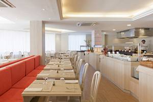 Innenansicht des Restaurants im HSM Venus Playa Hotel mit Tisch und Stuhl.