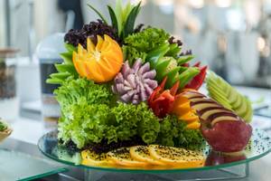 Obst und Gemüse dekorativ angerichtet auf einem Glasteller im Zante Park Resort & Spa