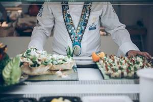 Buffet-Chef im Zante Park Resort & Spa, BW Premier Collection, serviert verschiedene Salate.