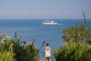 Aussicht auf das Meer und ein Boot vom Crystal Springs Beach aus.