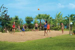 Volleyballspiel auf einem sandigen Strand am Crystal Springs Beach Hotel.