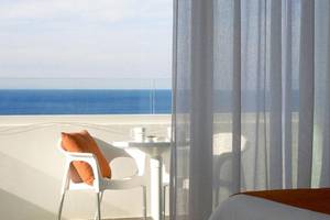 Blick von Balkon des Crystal Springs Beach Hotels auf das Meer.