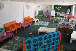 Kinderspielzimmer im Crystal Springs Beach Hotel mit bunten Möbeln und Spielzeug.