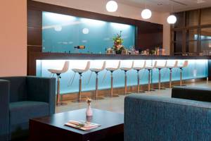 Sitzbereich im Hotel-Lobby mit Bar und Sesseln, Astir Odysseus Kos Resort & Spa