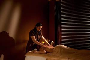 Eine Frau erhält eine Massage im Aqua Blu Boutique Hotel & Spa.