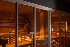 Eine Person entspannt sich in der Sauna des Aqua Blu Boutique Hotels.