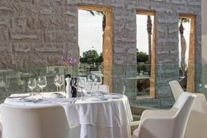 Restauranttisch im Aqua Blu Boutique Hotel & Spa mit Blick auf den Außenbereich.