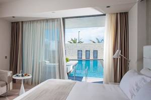 Innenansicht eines Zimmers im Aqua Blu Boutique Hotel & Spa mit Blick auf den Pool.