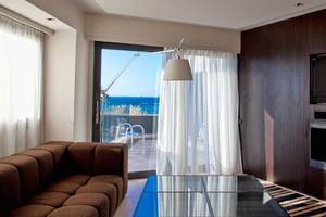 Wohnzimmer des Aqua Blu Boutique Hotels mit Aussicht auf das Meer.