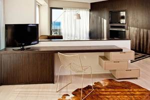 Arbeitsbereich im Aqua Blu Boutique Hotel & Spa Zimmer mit Fernseher und Schreibtisch.
