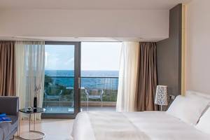 Suite im Aqua Blu Boutique Hotel & Spa mit Meerblick, inklusive Wohnzimmer, Schlafzimmer und Balkon.