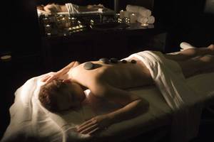 Eine Person genießt eine Massagebehandlung im Royal Alhambra Palace Hotel.