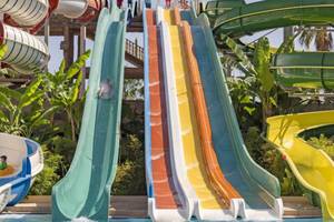 Mehrere bunte Wasserrutschen im Aquapark des Royal Alhambra Palace Hotels.