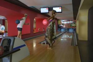 Besucher spielen Bowling in der Bowlinghalle des Royal Alhambra Palace Hotels.