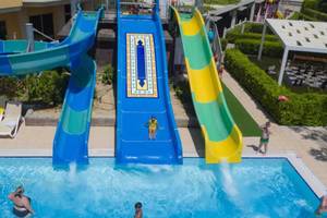 Menschen rutschen auf Wasserrutschen im Royal Alhambra Palace Hotel