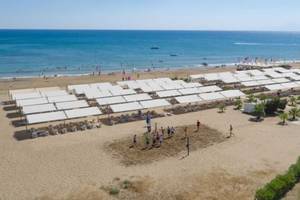 Luftaufnahme des Royal Alhambra Palace Strands mit Volleyballplatz und vielen Sonnenschirmen