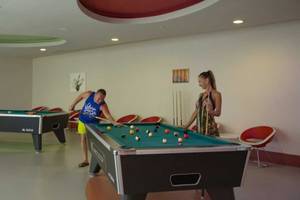 Ein Mann und eine Frau spielen Billard im Hotel Royal Alhambra Palace.