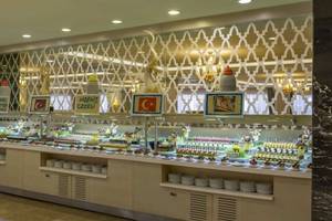 Das Buffet im Royal Alhambra Palace mit verschiedenen Desserts und türkischen Flaggen im Hintergrund.