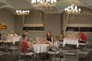Mehrere Familien speisen im Restaurant des Royal Alhambra Palace.