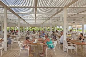 Gäste essen im Freien auf der Terrasse des Royal Alhambra Palace Hotels