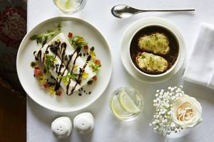Teller mit Gericht und Suppe im Jumeirah Zabeel Saray