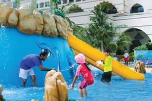 Familie im Schwimmbad des Jumeirah Zabeel Saray mit Wasserrutsche und Wasserfontäne
