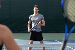 Tennisspieler auf dem Platz im Hotel Jumeirah Zabeel Saray.