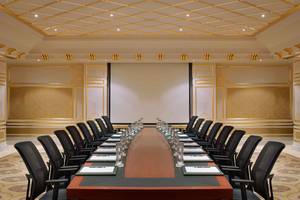 Konferenzraum im Jumeirah Zabeel Saray mit langem Tisch und Projektionswand